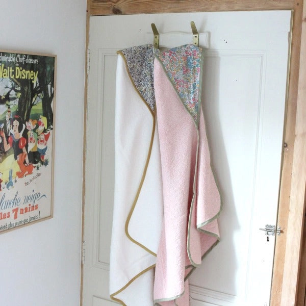 Barnabe aime le café Bath Towel Carlotta